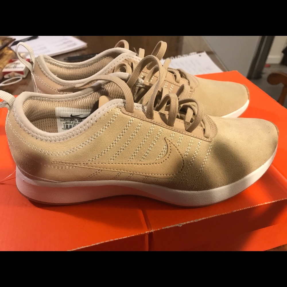 NIKE NEW WOMENS DUALTONE RACER SE SZ 6